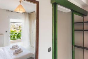 Posteľ alebo postele v izbe v ubytovaní Holiday Nest & parking