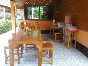 a dining room with a table and some chairs at Phu View Guesthouse in Pai