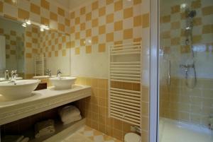 a bathroom with two sinks and a shower at LE CLOS D'IGNAC in Lège-Cap-Ferret