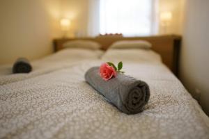 ケストヘイにあるEleven apartman houseのベッド(タオル、バラ付)