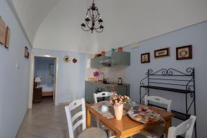 een keuken en eetkamer met een tafel en stoelen bij Dimora del Murattiano in Monopoli