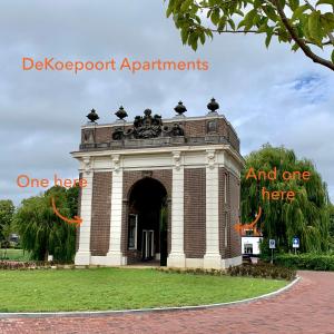 ミデルブルフにあるDe Koepoortの芝生に門がある大きな建物