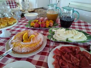 una mesa cubierta con platos de comida y fruta en Masseria Stellato, en Nardò