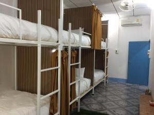 Poschodová posteľ alebo postele v izbe v ubytovaní Naga Hostel & Café