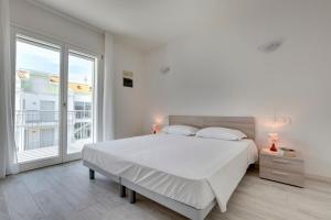 Un pat sau paturi într-o cameră la Venice Golf residence