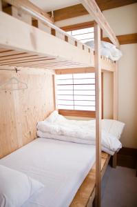Uma cama ou camas num quarto em DJANGO Hostel & Lounge