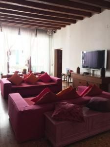 TV a/nebo společenská místnost v ubytování Uma Apartments