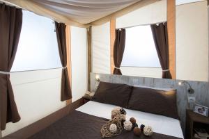 A bed or beds in a room at Camping Village Mar y Sierra