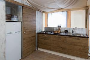 A kitchen or kitchenette at Camping Village Mar y Sierra