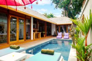 The Secret Jungle Villas Seminyak tesisinde veya buraya yakın yüzme havuzu