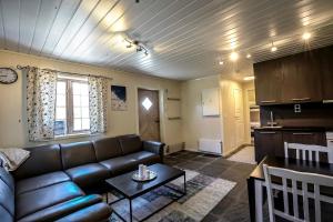 BrunstadにあるRøde Kors ground floorのソファとテーブルのあるリビングルーム