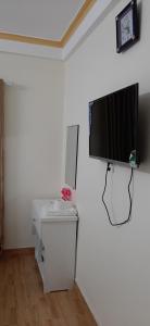 Pokój z telewizorem na ścianie i umywalką w obiekcie Dragon hotel w Ha Long