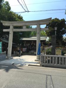 una puerta torii al lado de una calle en 2F female and lover of man and woman only room in Ueno, en Tokio