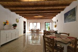 a kitchen and dining room with a table and chairs at In Valle - Alloggio vacanze in Quero