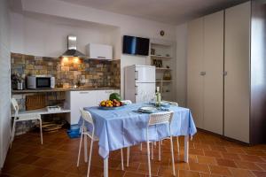 A kitchen or kitchenette at Piccolo Sole d'oro - appartamenti