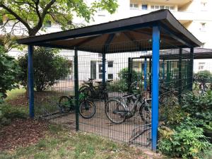 a cage with bikes parked in it at Sonnige Wohnung im Zentrum mit Terrasse u Tiefgarage - Netflix & Prime in Leipzig