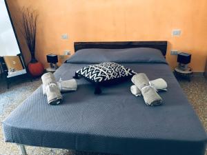 una camera da letto con un letto e asciugamani di CIMAROSA ROOM AFFITTI BREVI a Cagliari