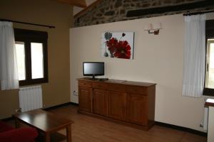 Televízia a/alebo spoločenská miestnosť v ubytovaní Hotel Rural San Millán