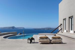 uma villa com piscina e vista para o oceano em Arota Exclusive Villas em Acrotíri