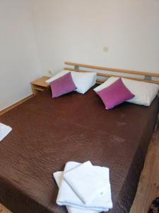 a group of pillows sitting on top of a bed at Luka 3 in Podgora