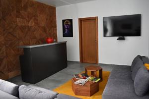 ein Wohnzimmer mit einem Sofa und einem Flachbild-TV in der Unterkunft Riad Dar DARRE in Marrakesch
