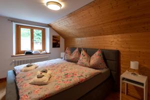 ein Schlafzimmer mit einem Bett mit zwei ausgestopften Tieren darauf in der Unterkunft Landgasthof Farnsburg in Ormalingen