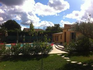 una casa con piscina en un patio en Les cigales des prés Studio, en Aups