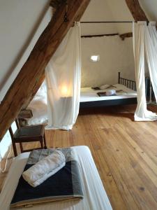 En eller flere senge i et værelse på Domaine Mas de Galy