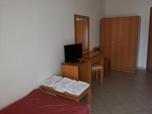 A television and/or entertainment centre at Hotel Kastro