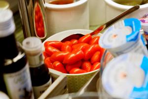 馬爾切西內的住宿－愛麗卡酒店，一大碗橘色胡椒,里面装有汤匙