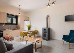 salon z kanapą i stołem w obiekcie Agapi's Home w mieście Roussospítion