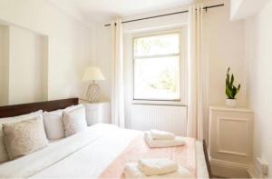 Ένα ή περισσότερα κρεβάτια σε δωμάτιο στο 2 Bedroom Apartment close to Camden Town