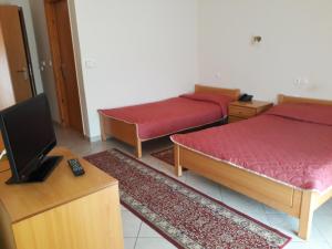 A television and/or entertainment centre at Hotel Kastro