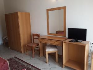 A television and/or entertainment centre at Hotel Kastro