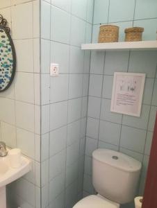 ein Badezimmer mit einem weißen WC und einem Waschbecken in der Unterkunft Oportobestview-Sun in Porto