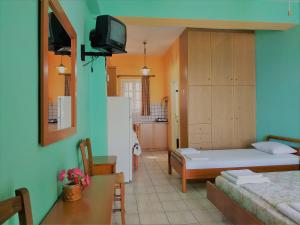 a small room with a bed and a kitchen at Palaiopoli View Studios in Palaiópolis