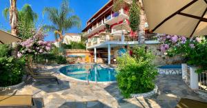 un hotel con piscina frente a un edificio en Filoxenia Sea View, en Parga