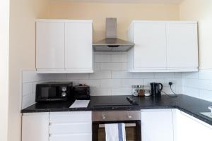 Granada Apartments Queen's Promenade的厨房或小厨房