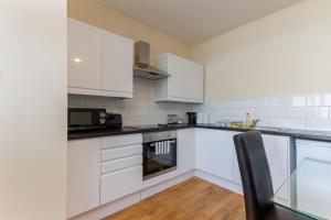 Granada Apartments Queen's Promenade的厨房或小厨房