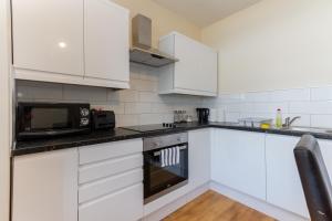 Granada Apartments Queen's Promenade的厨房或小厨房