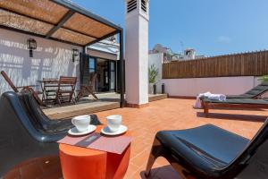 eine Terrasse mit einem Tisch und Stühlen auf einem Haus in der Unterkunft Hotel Market in Barcelona