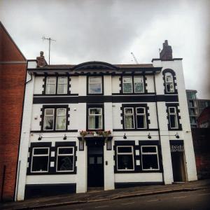 een wit en zwart huis met zwarte ramen bij The Crow Inn in Sheffield