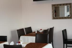 comedor con mesa, sillas y espejo en Hotel Gardenia, en Reiskirchen