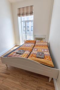 - un lit dans l'angle d'une chambre avec fenêtre dans l'établissement Modern 2-room flat in the city center, à Šiauliai