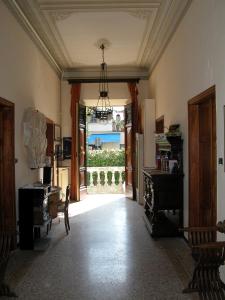 sala de estar con pasillo con mesa y sillas en Villa Patrizia B&B, en Lucca
