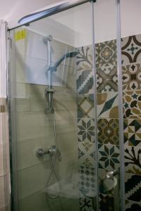 Sîngeorgiu de PădureにあるCasa Claudiaの浴室のガラス扉付きシャワー +21枚の写真