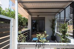 een veranda met luifels en planten op een huis bij GroundFloor 2BR Apt with Smallyard near the heart of Kalamata in Kalamata