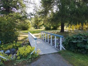 En trädgård utanför Piteå Vandrarhem