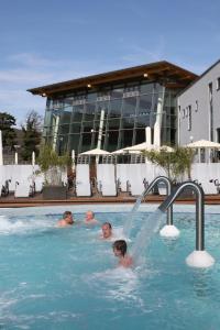 tres niños jugando en una piscina en Ferienwohnung Christine, en Thale