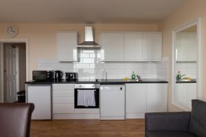 Granada Apartments Queen's Promenade的厨房或小厨房